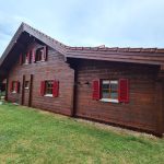 Aerogommage et mise en peinture lasure Sikkens d'un chalet sur La Côte région Nyon