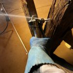 Traitement global par injection et pulvérisation contre les capricornes d'une charpente dans le Nord Vaudois.